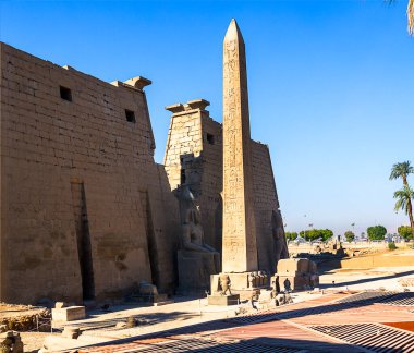 Luxor Temple, MÖ 1400 yılında MÖ 1400 yılında kurulan bir Mısır tapınak kompleksi. Tapınağa giriş, sfenkslerle kaplı bir geçittir. 24 metre (79 feet) yüksekliğindeki Birinci Sütun Ramesses II tarafından inşa edilmiştir.