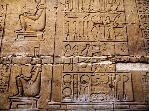 Eygpt 'teki Denderah Tapınağı Kraliçe Kleopatra tarafından kullanılan Hathor' a adanmıştır. Julius Caesar 'ın oğlu burada doğdu ve annesinin rahminden kesilerek buraya geldi. Bundan sonra sezaryen bölümü olarak adlandırılıyor.