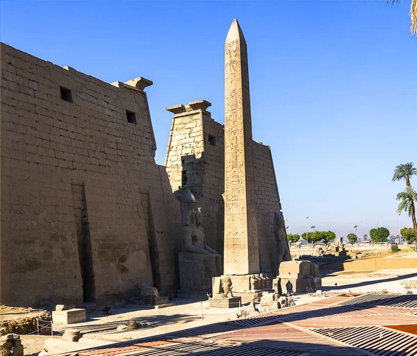Luxor Temple, MÖ 1400 yılında MÖ 1400 yılında kurulan bir Mısır tapınak kompleksi. Tapınağa giriş, sfenkslerle kaplı bir geçittir. 24 metre (79 feet) yüksekliğindeki Birinci Sütun Ramesses II tarafından inşa edilmiştir.