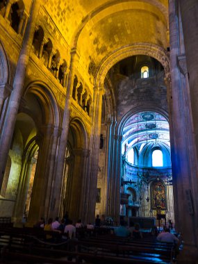 St. Mary Major veya Lizbon Katedrali Patriksel Katedrali Portekiz 'de Se olarak bilinir. Depremler Lizbon için her zaman bir sorun olmuştur. En kötüsü 1755 Lizbon depremi Gotik kilisesini ve manastırı yerle bir etti. 