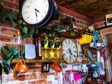 Lizbon 'un Alfama ilçesi, dikkat çekmek ve satış yapmak için kafeler ve dükkanlarla dolu. Eninde sonunda her şey satılacak.