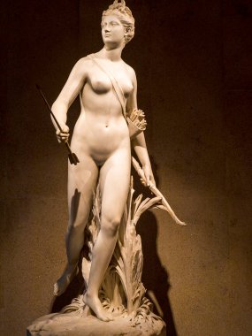 Avcı Diana Heykeli 1780 'de Houdon France tarafından dikildi. Sanatçı ve tasarımcı öleli 75 yıldan fazla olduğu için telif hakkı sorunu yok.