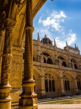 Lizbon Portekiz 'deki Jeronimos Manastırı' nda manastır. Jeronimos Manastırı Santa Maria de Belem 'e adanmıştır ve İsa' nın Askerî-Dini Yoldaşlığı keşişlerinin denizcilere yardım ettiği yerdir.