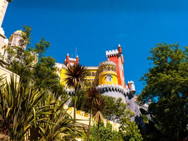 Sintra Portekiz 'deki saraylardan biri. Sintra, Portekiz' in başkenti Lisbon yakınlarındaki Sintra Dağları 'nın eteklerinde bir tatil köyüdür. Bir kraliyet mabedi, ormanlık arazisi pastel renkli villalar ve saraylarla kaplıdır. Fotoğraf halka açık yoldan.