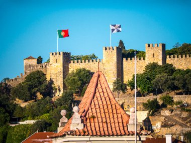 Lizbon Portekiz 'e bakan Sao Jorge Kalesi. Sao Jorge Şatosu, Portekiz 'in Lizbon ve Tagus Nehri' nin tarihi merkezine bakan bir tepede bulunan bir Fas kalesidir.. 