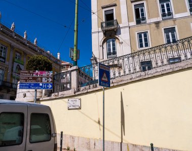 Portekiz 'de Lizbon sokakları o kadar sarp ki bazı yerlerde asansörler insanları aşağı yukarı taşıyabiliyor. Yürüyen merdivenler ve tramvaylar da öyle. Bu da şehirde dolaşmayı çok daha kolaylaştırıyor.