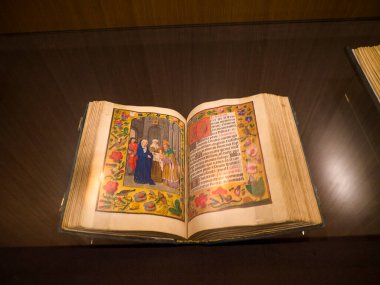 Lizbon 'daki bir müzede asırlık bir eser olan aydınlanmış İncil veya Saatler Kitabı. 70 yılı aşkın süredir ölü olan sanatçılar kamusal alanda sınıflandırılıyor ve telif hakkı sorunları uygulanmıyor.