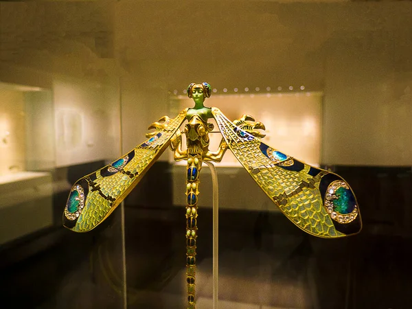 这个惊人的物体是由Rene Lalique 它是一个长着蜻蜓翅膀和尾巴的女人的身体 由于这位艺术家和设计师已经去世超过70年了 它被归为公共领域 没有版权问题适用 — 图库照片