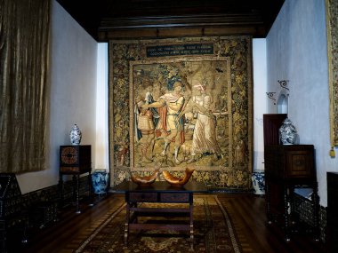 Sintra Portugal 'daki saraylardan birinde duvar halısı. Sintra, Lizbon' un başkenti yakınlarındaki Portekiz 'in Sintra Dağları eteklerinde bulunan bir tatil köyüdür. Uzun zaman önce kraliyet mabedi olan ormanlık arazisi pastel renkli villalar ve saraylarla kaplıydı.