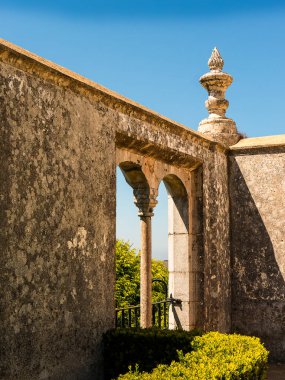 Sintra Portekiz 'deki saray bahçelerinden birinde teras. Sintra, Portekiz 'in Sintra Dağları' nın eteklerinde, Lizbon 'un başkenti yakınlarında bir tatil köyüdür. Bir kraliyet mabedi, ormanlık arazisi pastel renkli villalar ve saraylarla kaplıdır.