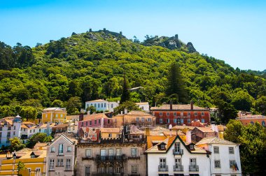 Portekiz 'in Lizbon kentinin yukarısındaki Sintra tatil köyü. Uzun zamandır kraliyet mabedi olan ormanlık arazisi pastel renkli villalar ve saraylarla kaplıdır..