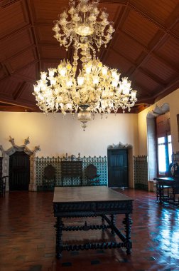 Sintra Portugal 'daki saraylardan birinin kamarası. Sintra, Lizbon' un başkenti yakınlarındaki Portekiz 'in Sintra Dağları' nın eteklerinde bulunan bir tatil köyüdür. Uzun zaman önce kraliyet mabedi olan ormanlık arazisi pastel renkli villalar ve saraylarla kaplıydı.