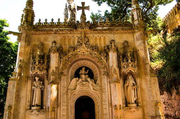 教堂位于葡萄牙辛特拉的一座宫殿的地面上 辛特拉是葡萄牙辛特拉山脉山脚下的一个旅游胜地 靠近里斯本首府 它是皇家的避难所 森林覆盖着五颜六色的别墅和宫殿 — 图库照片