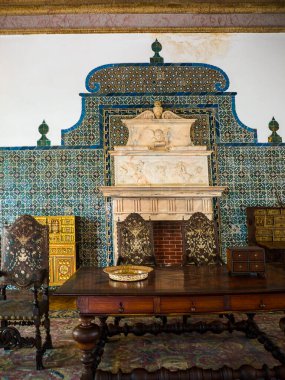 Sintra, Portekiz 'in Sintra Dağları' nın eteklerinde, Lizbon 'un başkenti yakınlarında bir tatil köyüdür. Uzun zaman önce kraliyet mabedi olan ormanlık arazisi pastel renkli villalar ve saraylarla kaplıydı.