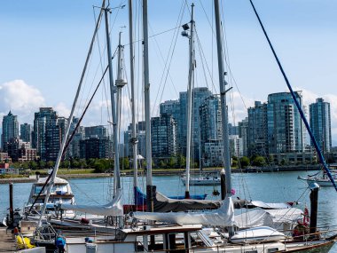 British Columbia, Kanada 'nın başkenti Granville Adası' ndan Vancouver City Skyline 'a kadar uzanır. Parlak, modern ve şık bir şehir.