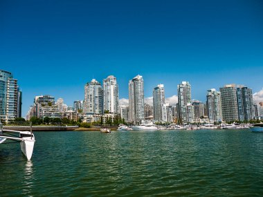 British Columbia, Kanada 'nın başkenti Granville Adası' ndan Vancouver City Skyline 'a kadar uzanır. Parlak, modern ve şık bir şehir.