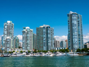 British Columbia, Kanada 'nın başkenti Granville Adası' ndan Vancouver City Skyline 'a kadar uzanır. Parlak, modern ve şık bir şehir.