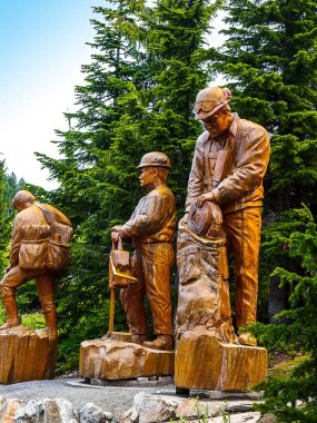 Vancouver şehir merkezinden kısa bir yolculuk dünyanın dört bir yanından doğa izleri, oduncu şovu ve nesli tükenmekte olan vahşi yaşam için bir barınak ile gelen ziyaretçileri buraya getirir. Dağın tepesindeki büyük ahşap heykellerin etrafında dolaşabilirsiniz. 