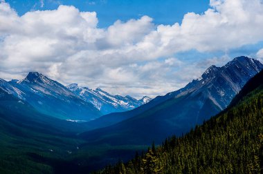 Kanada 'da Alberta Kanada' da Banff yakınlarındaki Kanada Kayalıklarında bir vadi