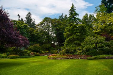 Butchart Gardens, Kanada 'nın Brentwood Körfezi' nde her yıl bir milyondan fazla ziyaretçi aldığını iddia eden Victoria yakınlarındaki bir grup çiçek bahçesidir..