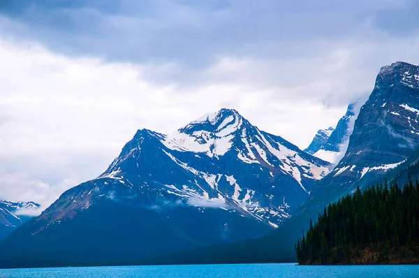 Maligne Lake Spirit Island Біля Jasper Альберта Корабель Подорожує Острова — стокове фото