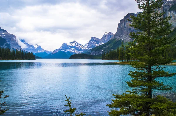 Maligní Jezero Spirit Island Blízkosti Jasper Alberta Výlety Lodí Běží — Stock fotografie