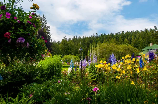 布图花园 Butchart Gardens 是位于加拿大不列颠哥伦比亚省布伦特伍德湾的一个植物园 位于温哥华岛维多利亚附近 每年接待100多万游客 — 图库照片