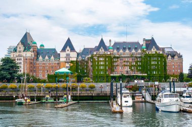 Batı Kanada 'daki British Columbia' daki Vancouver Adası 'ndaki Victoria şehri. Adanın sahil şeridinde uçup duran deniz uçakları var. Buradan balina izlemeye gidebilir ve Kanada 'daki ilk Çin Mahallesi' ni ziyaret edebilirsiniz.