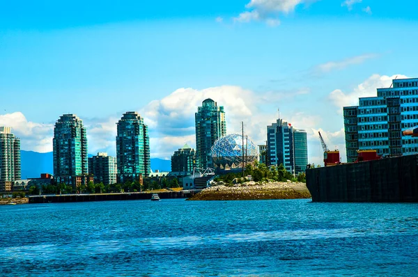 温哥华是不列颠哥伦比亚省一个繁忙的西海岸海港 也是加拿大密度最大 民族多样性最强的城市之一 它被群山环绕着 戏剧和音乐都很繁荣 — 图库照片