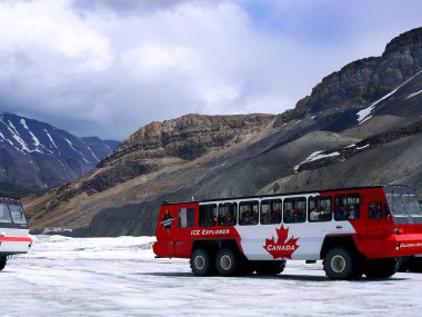 Athabasca Buzulu, Batı Kanada 'da Jasper yakınlarındaki Columbia Buzulu. Athabasca Buzulu, Kanada' nın Rocky Dağları 'nda yer alan Columbia Buzulu' nun altı baş parmağından biridir.