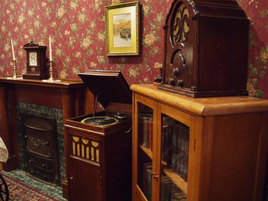 Edmonton, Kanada 'nın kuzeybatısında yer alan bir şehirdir. Edmonton, Kanada' nın Kuzey Saskatchewan Nehri kıyısında yer alan Alberta eyaletinin başkentidir. 