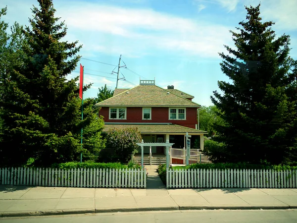 Typowy Dom Calgary Calgary Kosmopolitycznym Mieście Alberta Które Zawdzięcza Swój — Zdjęcie stockowe