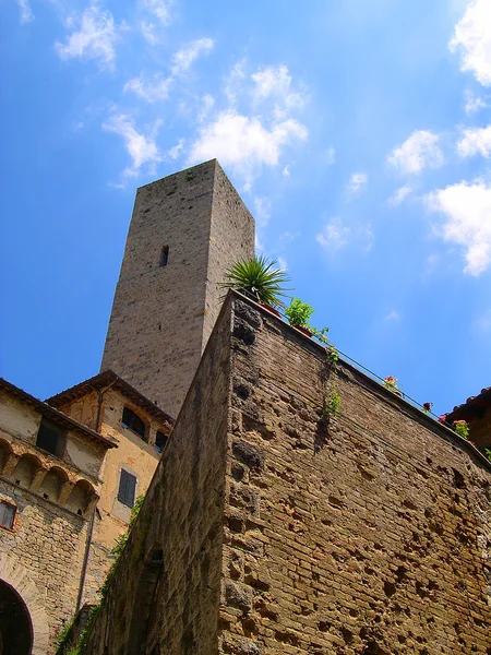 Средневековые башни Сан-Джиминьяно в Тоскане Италия — стоковое фото