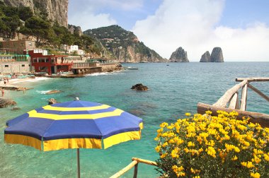 Napoli körfezindeki italu büyülü ada capri Faraglioni kayalardan