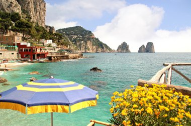 Napoli körfezindeki italu büyülü ada capri Faraglioni kayalardan