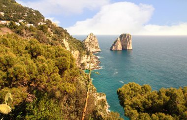 Napoli körfezindeki italu büyülü ada capri Faraglioni kayalardan
