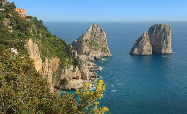 Napoli körfezindeki italu büyülü ada capri Faraglioni kayalardan