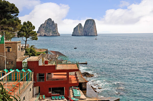 Фаральони скалы у волшебного острова Капри в Неаполитанском заливе
