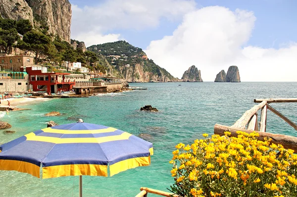 Faraglioni Rocas de la isla mágica de Capri en la Bahía de Nápoles Italu —  Fotos de Stock