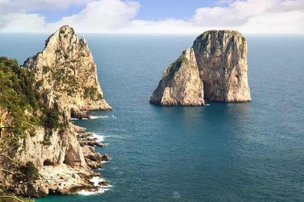 Skały Faraglioni poza magiczne wyspy capri w zatoce neapolitańskiej italu — Zdjęcie stockowe