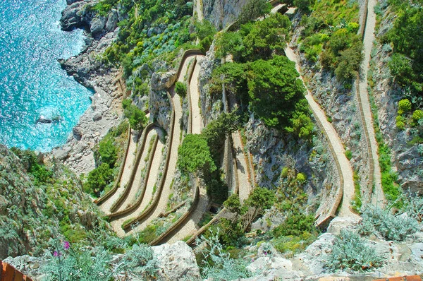 Cesta dolů k moři na ostrově capri Itálie — Stock fotografie