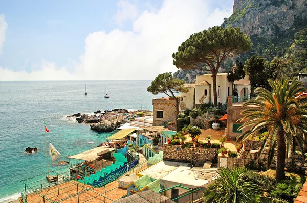 Marina piccolo på ön capri i Neapelbukten i Italien — Stockfoto