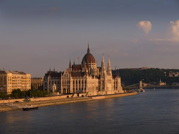 A gyönyörű gótikus stílusú házak, Parlament budapesti — Stock Fotó