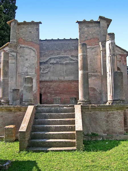 Świątyni egipskiej bogini Izydy w rzymskiego miasta Pompeje we Włoszech — Zdjęcie stockowe