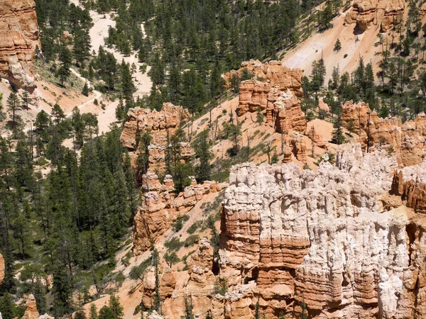 Brycecanyon hoodoos, Rüzgar, su ve buz erozyon Nehri'nin oluşturduğu denilen onun jeolojik yapılar nedeniyle ayırt edici ve ürkütücü ve sık sık tuhaf lakebed tortul kayaçlar Bunlar — Stok fotoğraf