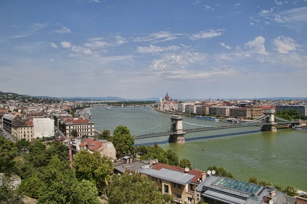 Utsikt över hängbron över floden Donau från det kungliga slottet i budapest Ungern — Stockfoto