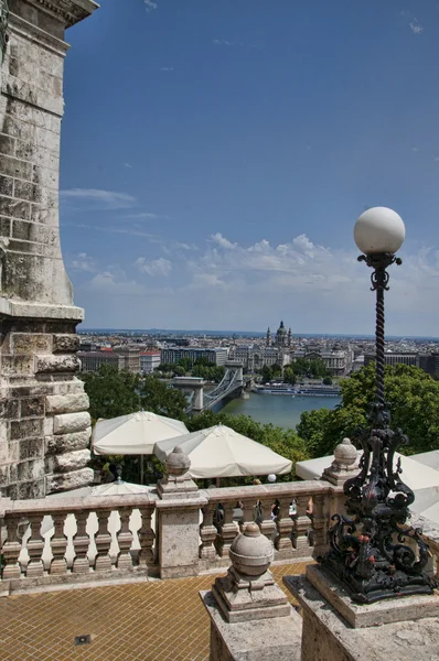 ハンガリーのブダペストで高貴な宮殿から鎖橋の眺め — ストック写真