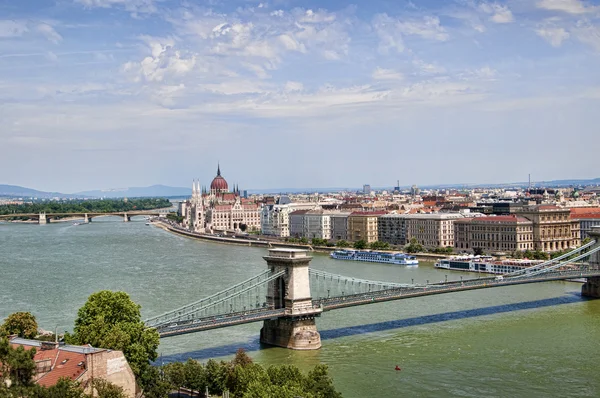 Utsikt över hängbron över floden Donau från det kungliga slottet i budapest Ungern — Stockfoto