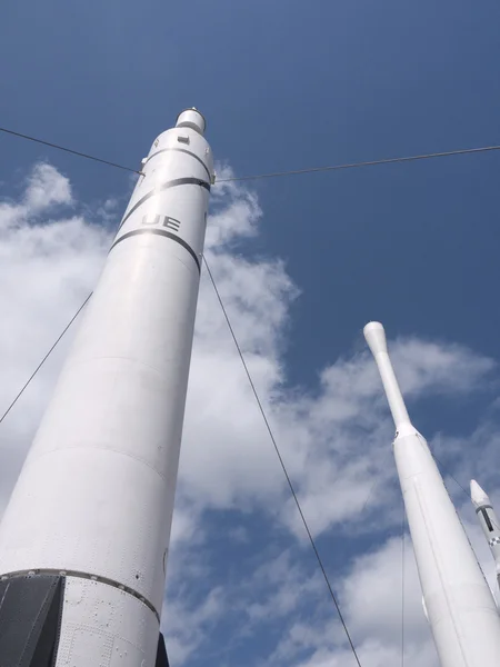 火箭在佛罗里达州卡纳维尔角的美国肯尼迪航天中心的游客中心花园 — 图库照片