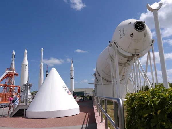 Rocket Garden en el Centro de Visitantes del Centro Espacial Kennedy, Cabo Cañaveral, Florida, EE.UU. — Foto de Stock